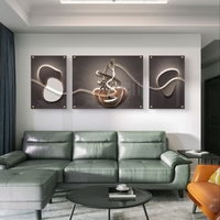 תמונת זכוכית מחולקת בעיצוב אבסטרקטי מודרני עם קווי אור וצורות זורמות