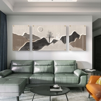 סט תמונות זכוכית מחולקות בעיצוב מופשט עם קווים רכים, עץ בודד וגוונים טבעיים של בז’, אפור וירקרק בסלון מודרני