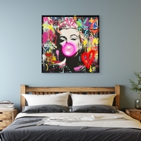 תמונת LED מרילין מונרו עם מסטיק ולב ניאון – הדפס משודרג עם מריחות צבע, מופעלת על סוללות עם שלט רחוק מידה 83*83 ס