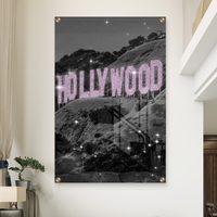 תמונת זכוכית של שלט HOLLYWOOD בגווני שחור־לבן עם אותיות ורודות מנצנצות, מתוך קולקציית NEXTGEN BY BAR של תכשיט לבית.