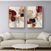 סט תמונות קנבס זוגיות אבסטרקטיות בגווני בורדו, זהב ושמנת עם קווים דינמיים ועיצוב מודרני