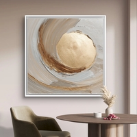 תמונת קנבס מרובעת אבסטרקטית בגווני שמנת עם אלמנט עגול זהוב במרכז, הדפסה חלקה ללא תבליט