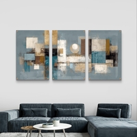 שלישיית תמונות זכוכית אבסטרקטיות בגווני כחול, בז’ וזהב בעיצוב גאומטרי מודרני למשרד או לבית