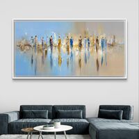 תמונת קנבס אבסטרקט אורבני בגווני כחול בהיר וזהב עם דמויות והשתקפויות עדינות