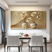 פריחת אור זהובה – תמונת זכוכית יוקרתית עם פרחים לבנים, אגרטלים זהובים וקווים זורמים |PN2501