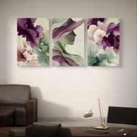 שלישיית תמונות זכוכית אבסטרקטיות עם פרחים וצללית נשית בגווני סגול וירוק בעיצוב מודרני ועדין