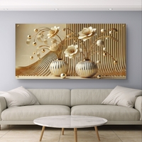 פריחת אור זהובה – תמונת זכוכית יוקרתית עם פרחים לבנים, אגרטלים זהובים וקווים זורמים |PN2501