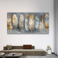 תמונת זכוכית לרוחב עם נוצות בגווני זהב ושמנת בעיצוב אלגנטי ומודרני לסלון