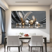 תמונת זכוכית לרוחב עם נוצות וכדורים בגווני זהב וכסף לעיצוב סלון יוקרתי