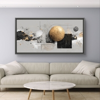 תמונת קנבס לרוחב בסגנון אבסטרקטי עם כדור זהב מרכזי וגווני שחור, אפור ולבן לעיצוב סלון מודרני ויוקרתי