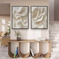 זוג תמונות קנבס בגווני בז' ולבן, בעיצוב מופשט של גלים רכים ותנועה טבעית, הדפסה חלקה ואיכותית מבית תכשיט לבית – NEXTGEN BY BAR.