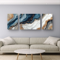 תמונת זכוכית מחולקת אבסטרקטית בגווני כחול, לבן ואפור עם נגיעות זהב ועיצוב זורם