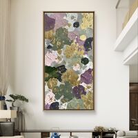 תמונת קנבס אנכית עם כתמי צבע ירוקים וסגולים ונגיעות זהב יוקרתיות.