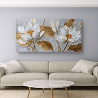 תמונת קנבס לרוחב עם פרחי לוטוס לבנים ועלים מוזהבים בעיצוב אלגנטי ורגוע לסלון