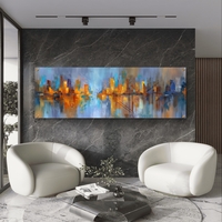 תמונת זכוכית פנורמית אבסטרקטית עם קו־רקיע עירוני והשתקפות במים בגווני כחול וזהב בעיצוב מודרני ויוקרתי