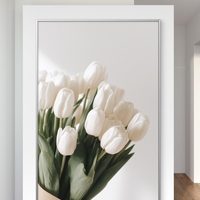 תמונת קנבס של זר טוליפים לבנים ברקע בהיר וסגנון נקי – NEXTGEN BY BAR