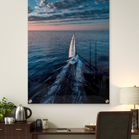 תמונת זכוכית של יאכטה השטה בים לקראת שקיעה – NEXTGEN BY BAR