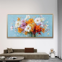 ציור פרחים מודרני בגווני כתום, לבן, ורוד ואדום על רקע כחול בהיר