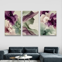 שלישיית תמונות זכוכית אבסטרקטיות עם פרחים וצללית נשית בגווני סגול וירוק בעיצוב מודרני ועדין