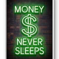 תמונת קנבס לאורך בעיצוב ניאון ירוק עם הכיתוב MONEY NEVER SLEEPS על רקע קיר לבנים