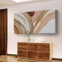 תמונת קנבס אבסטרקטית לרוחב בגווני שמנת, ורוד וזהב עם קווים זורמים ועיצוב אלגנטי