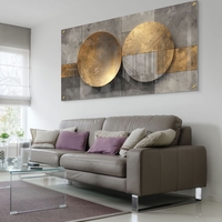 תמונת זכוכית לרוחב עם שני עיגולים מוזהבים מעל רקע אפור גאומטרי – תכשיט לבית