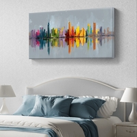 קנבס אורבני מודרני עם קו רקיע צבעוני והשתקפות נקייה, מתאים לקיר גדול בסלון