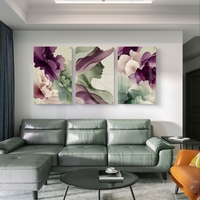 שלישיית תמונות זכוכית אבסטרקטיות עם פרחים וצללית נשית בגווני סגול וירוק בעיצוב מודרני ועדין