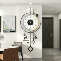 שעון קיר מעוצב בסגנון מודרני עם מסגרת עגולה, קווים גאומטריים, מטוטלות דקורטיביות ודמויות צבי בגווני שחור, לבן וזהב, תלוי על קיר בהיר בעיצוב יוקרתי.