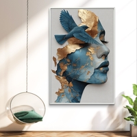 תמונת קנבס של דיוקן נשי בגווני כחול וזהב עם ציפור כחולה בהדפסה חלקה – תכשיט לבית