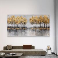 תמונת זכוכית לרוחב עם שורת עצים בגווני זהב והשתקפות על פני מים