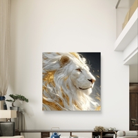 תמונת קנבס מרובעת של אריה לבן אצילי עם רעמה זהובה על רקע כהה יוקרתי