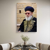תמונת קנבס אנכית של רב יהודי בלבוש מסורתי שחור וזהב, תלויה מעל שולחן אוכל בעיצוב קלאסי.