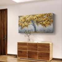 תמונת קנבס לרוחב עם עץ מוזהב ועלים נושרים בעיצוב אלגנטי על רקע רגוע, להוספת יוקרה וחום לסלון.