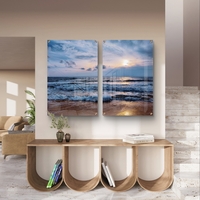 זוג תמונות זכוכית עם ים פתוח וגלים בתנועה עדינה, שמיים בהירים ועיצוב רגוע ואלגנטי לקיר הבית