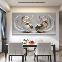 תמונת זכוכית יוקרתית עם כדורי שיש לבנים, פרחים לבנים וקשתות זהב