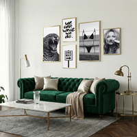 סט קנבס חמישה חלקים בשחור לבן עם טקסט השראה, דימויים אורבניים ונוכחות נשית בעיצוב מודרני לסלון