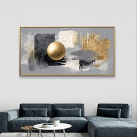 תמונת קנבס אבסטרקטית לרוחב בגווני אפור ושחור עם אלמנט עגול זהוב במרכז בעיצוב מודרני