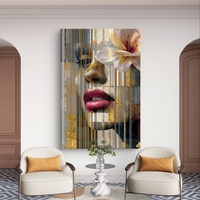 תמונת זכוכית בהדפסה חלקה של דיוקן נשי מופשט עם פרח בהיר, קווים אנכיים ושכבות צבע בגווני זהב, אפור ושחור.