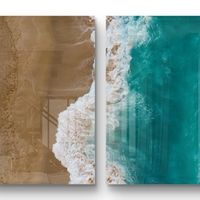 זוג תמונות זכוכית במבט על של חוף וים, מפגש בין חול חמים למים טורקיזיים בעיצוב מודרני ורגוע לקיר הבית