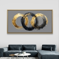 תמונת קנבס לסלון אבסטרקט – שלוש טבעות זהב ושחור על רקע אפור, פורמט רוחבי