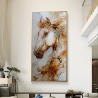 תמונת קנבס לאורך עם ראש סוס אצילי בגווני לבן, חום וזהב בעיצוב אמנותי יוקרתי