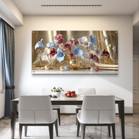 תמונת זכוכית לרוחב עם סידור פרחים מוזהב בגווני ורוד, כחול ולבן על רקע זהוב בהדפסה חלקה