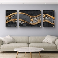 תמונת זכוכית מחולקת טריפטיכון בגווני שחור, אפור וזהב עם קווים זורמים ואבנים – תכשיט לבית