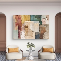 תמונת זכוכית אבסטרקטית עם שכבות וטקסטורות בגווני אדמה, חול ותכלת בעיצוב מודרני ורגוע