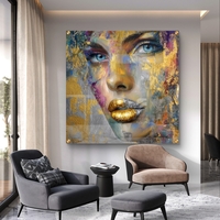 תמונת זכוכית מרובעת של דיוקן נשי עם מבט כחול ושפתיים זהובות בעיצוב אבסטרקטי יוקרתי