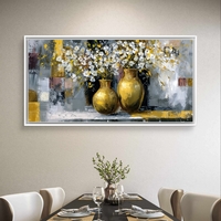 תמונת קנבס Symphony in Gold – שני כדים מוזהבים מלאים בפרחים לבנים על רקע מופשט בגווני אפור וזהב