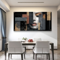 תמונת זכוכית לרוחב עם דיוקן נשי אבסטרקטי בגווני שחור, אפור וזהב בעיצוב יוקרתי