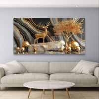 תמונת זכוכית יוקרתית עם אייל זהוב על רקע מרבל שחור-אפור ונגיעות זהב, מראה פרימיום לקיר