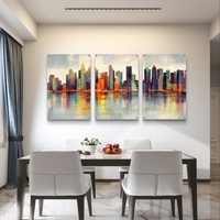 שלישיית תמונות זכוכית עם קו רקיע עירוני אבסטרקטי והשתקפות במים בגווני טורקיז וכתום